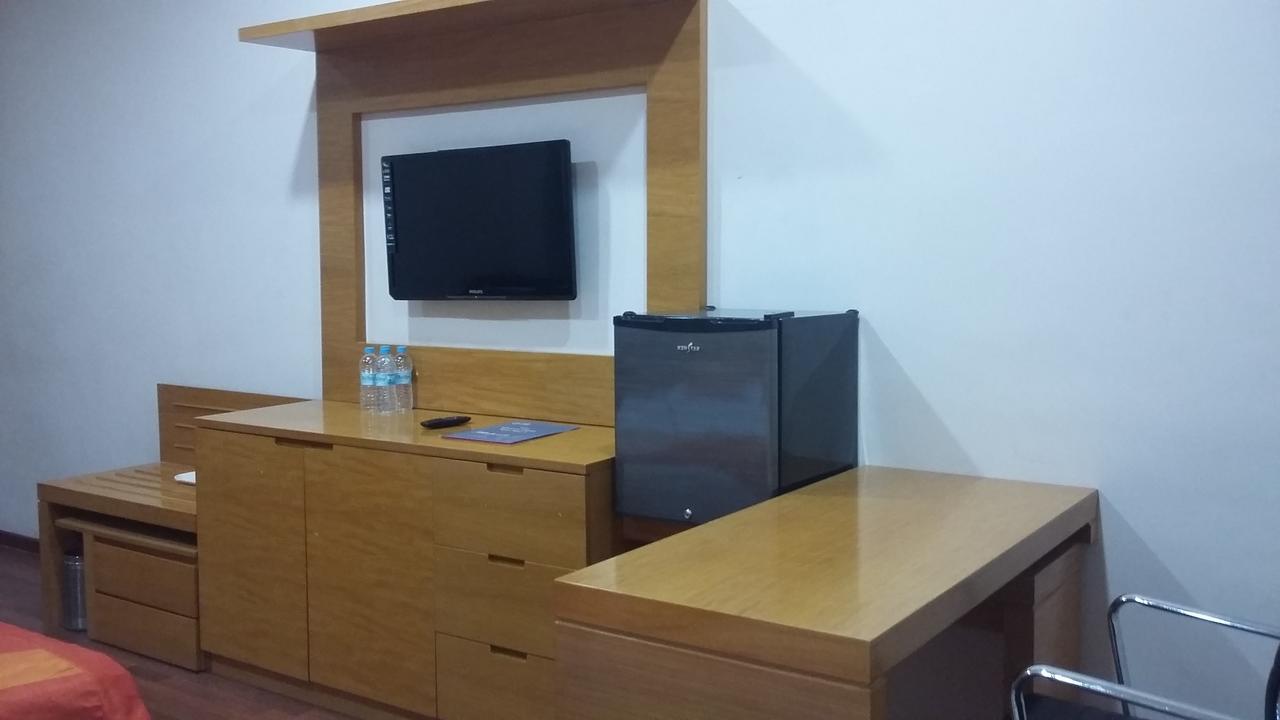 Mourya Lords Inn Карнул Екстер'єр фото