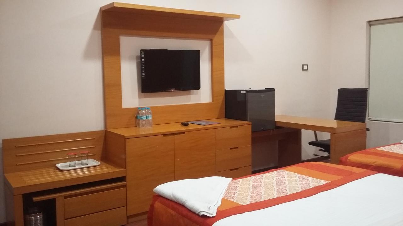 Mourya Lords Inn Карнул Екстер'єр фото